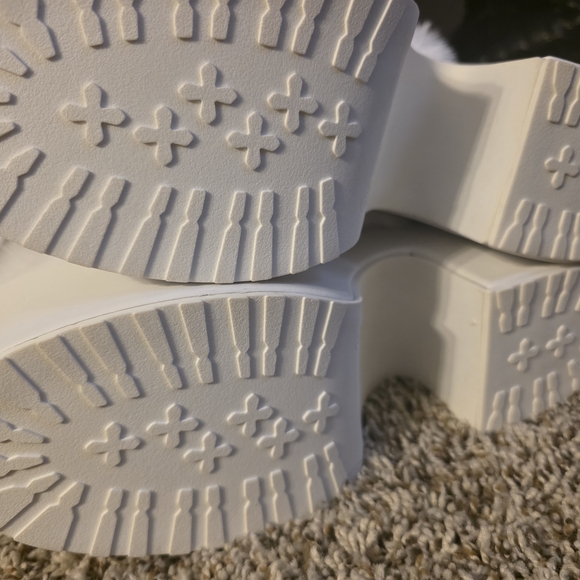 Chic White Faux Fur Lace-Up Heeled Boots - Picture 7 of 7